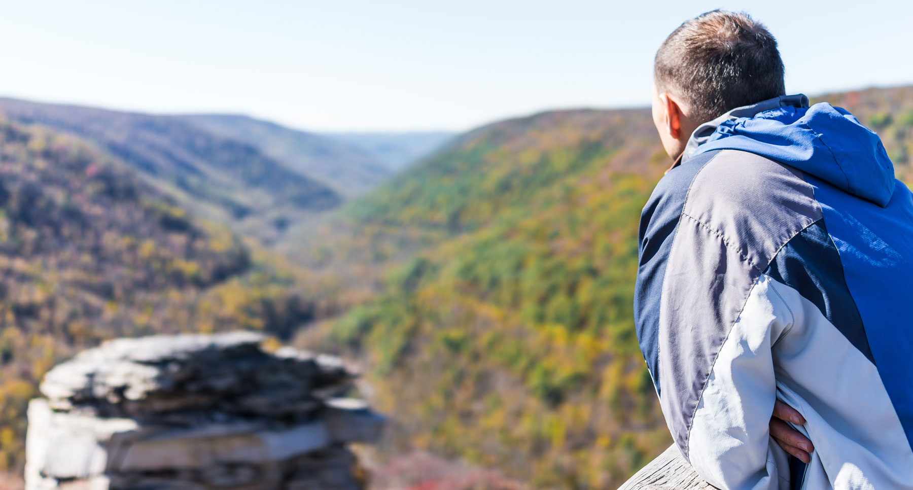 숲을 내려다보는 남성