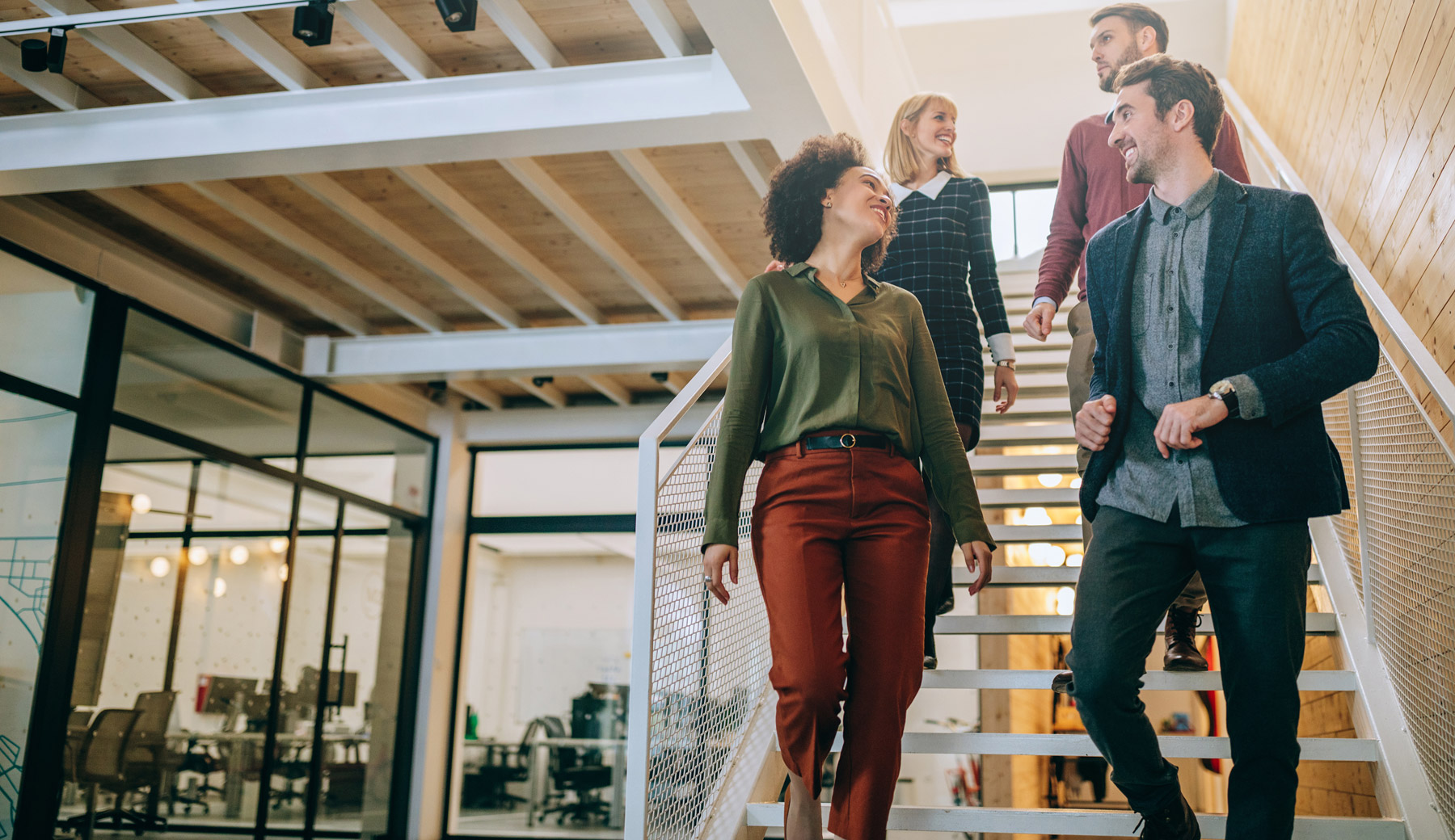 계단을 내려가는 사람들