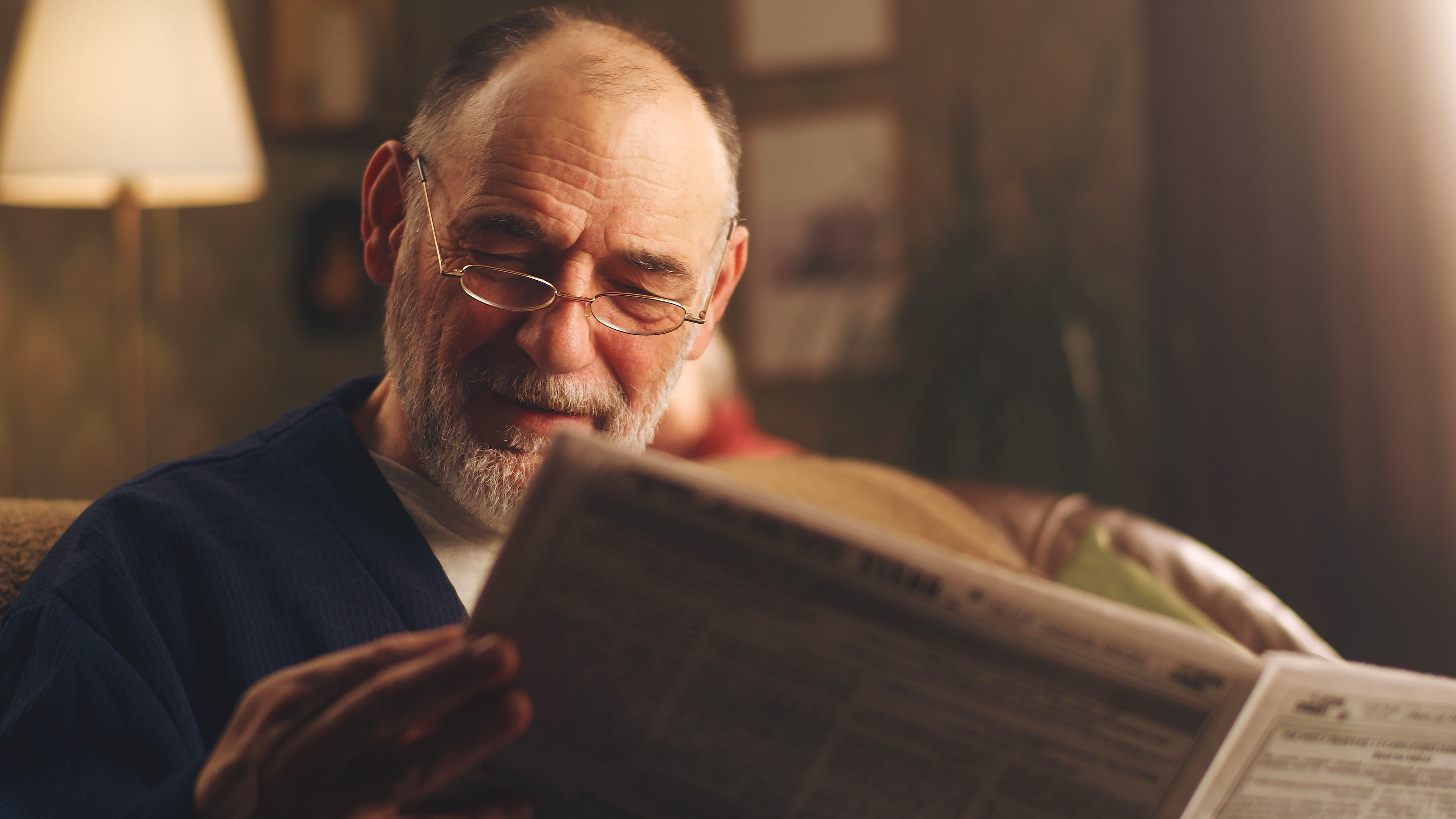 신문을 읽고 있는 남자